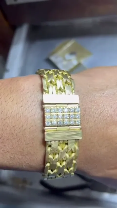 Bracelete de ouro 18k cravejado de diamantes no pulso do cliente