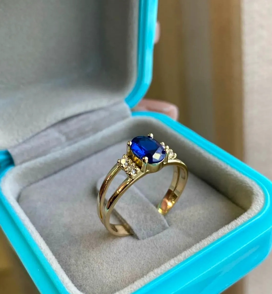 Anel de ouro com safira azul na caixa